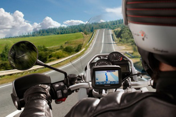 01-tomtom-rider-topshot