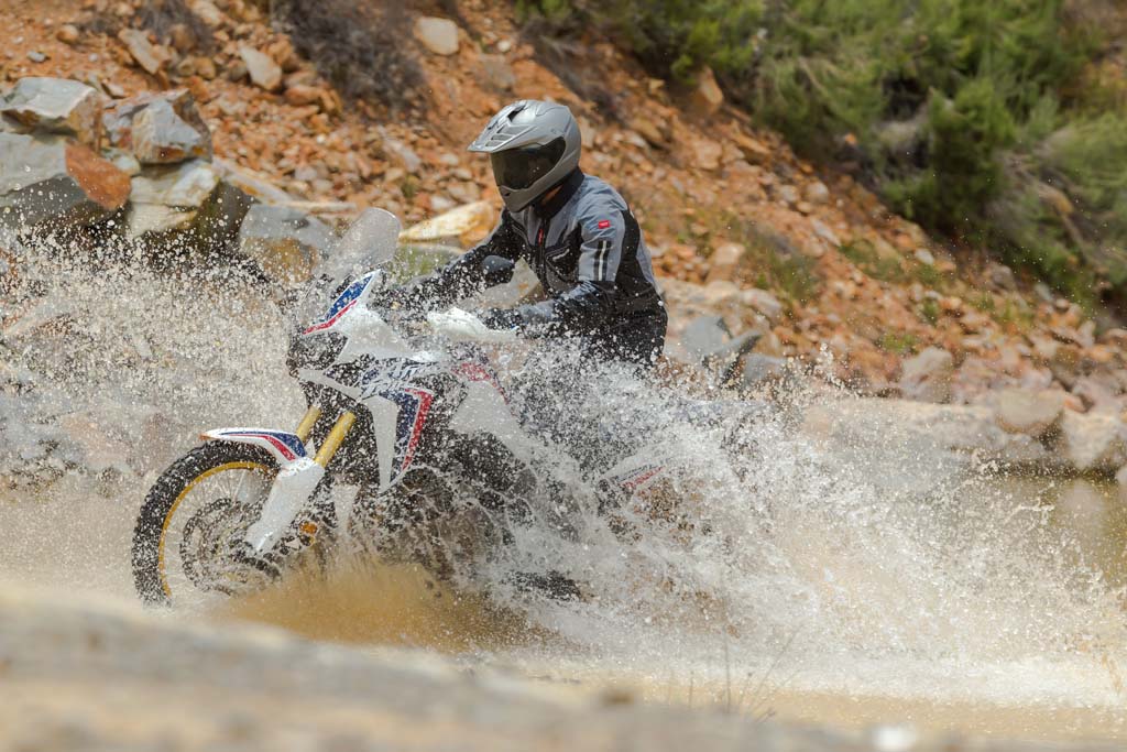 Чувството кога условите на патот не се пречка 121515 2016 honda crf1000l africatwin ym16 1342b