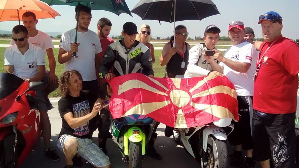 Нашите возачи со претставниците од МФМ пред почетокот на трките 14305 1215196101839575 5814138512820011948 n