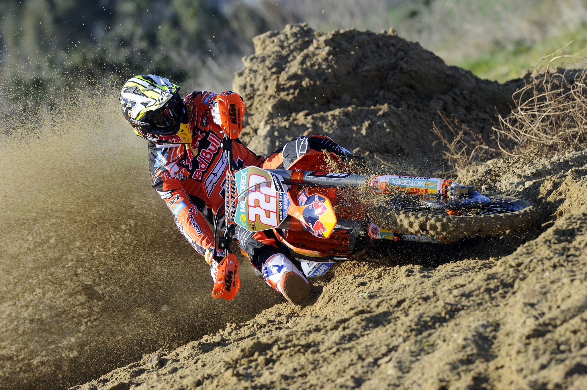 Тони Каироли со пехар во чест на Марко Симончели 70980 068 KTM2013 Cairoli