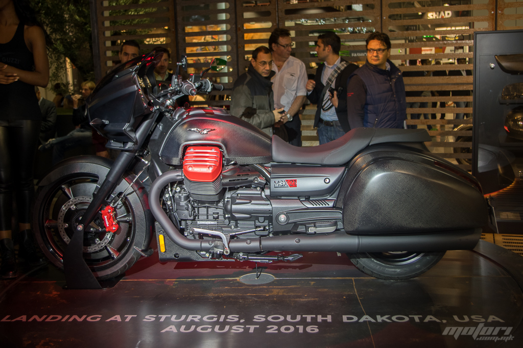 Guzzi MGX-21 привлече големо внимание во Милано MGX21 3