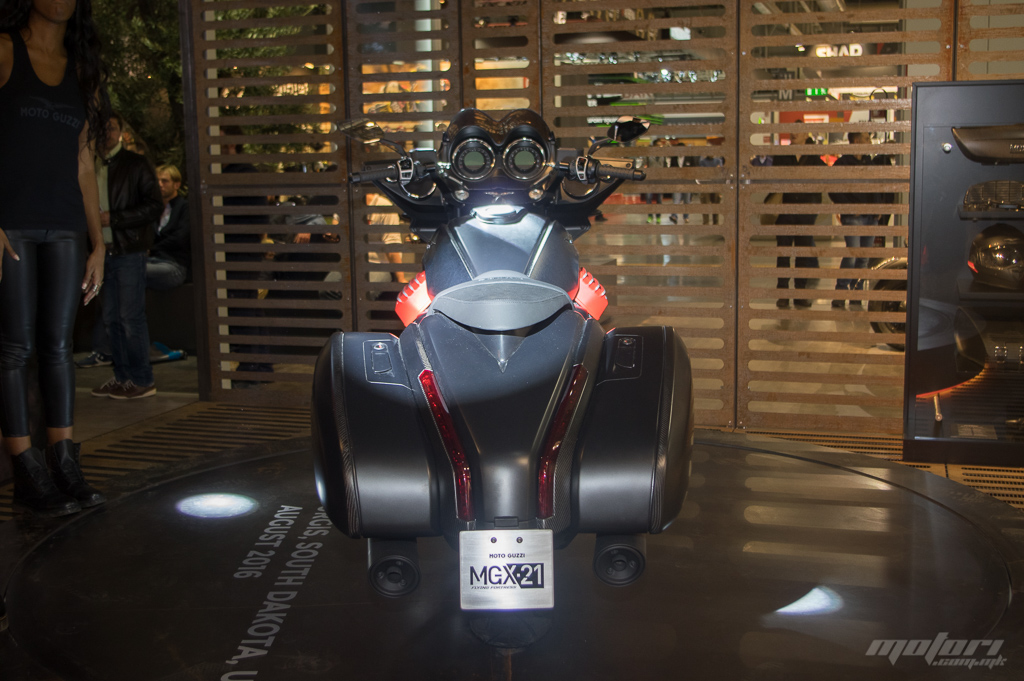 Најавата за Guzzi MGX-21 е дека ќе го видиме како сериски модел од средината на 2016 година MGX21 4