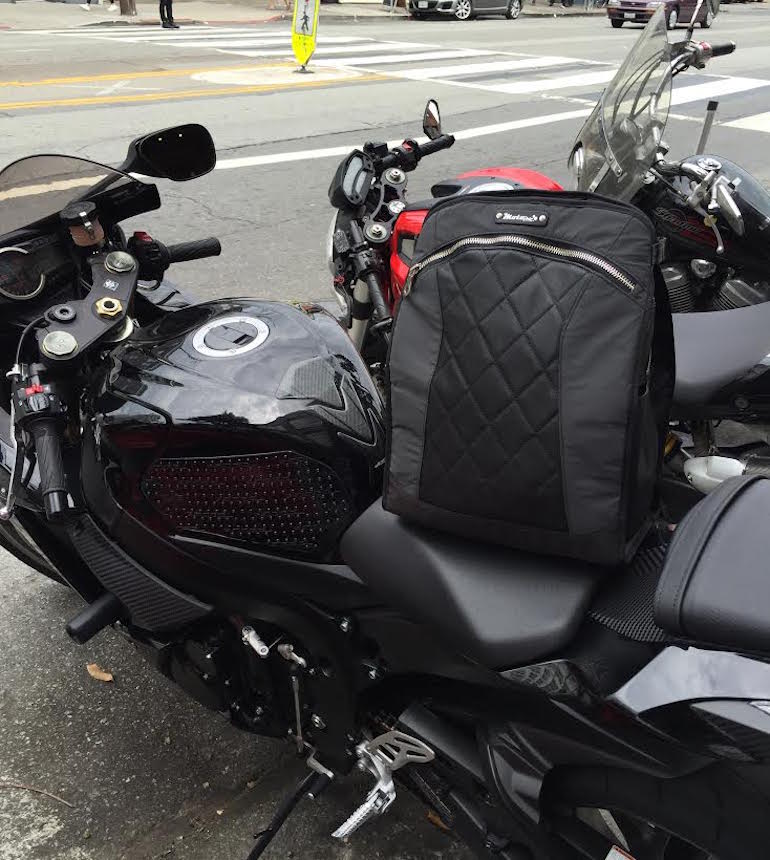 Јас ја носам мојата Motochic Gear торба која собира сè што ми е потребно MotochicGear1