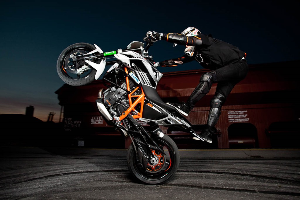 Рок Багорош со својот KTM Duke 690 Rok bagoros ktm 690 duke wheele