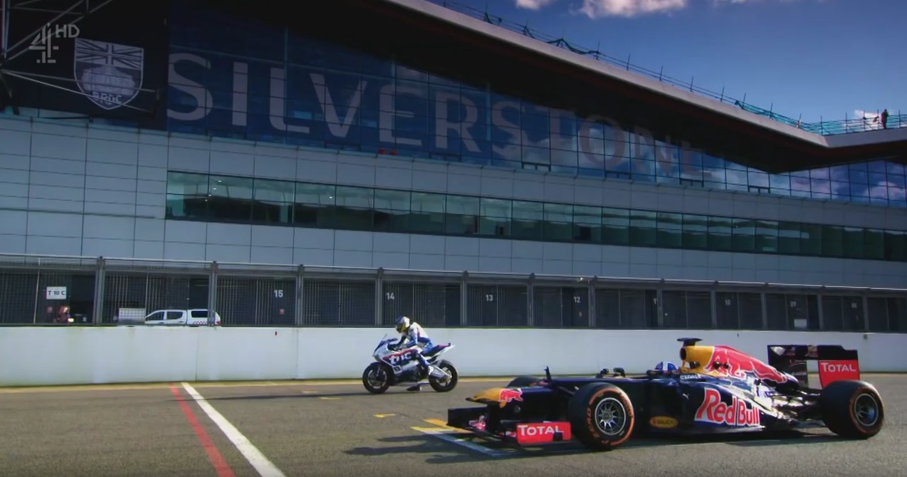 BMW S1000RR против F1 david coulthard shows how his f1 car outbrakes guy martin s bmw s1000rr 5