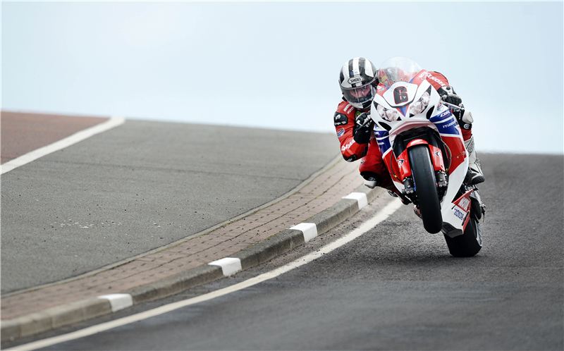 Мајкл Данлоп на тренингот на „North West 200“ honda-tt