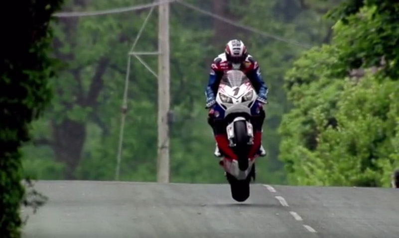Сцени од кои запира здивот од легендарните трки на „Isle of Man TT“ isle-of-man-tt-legends