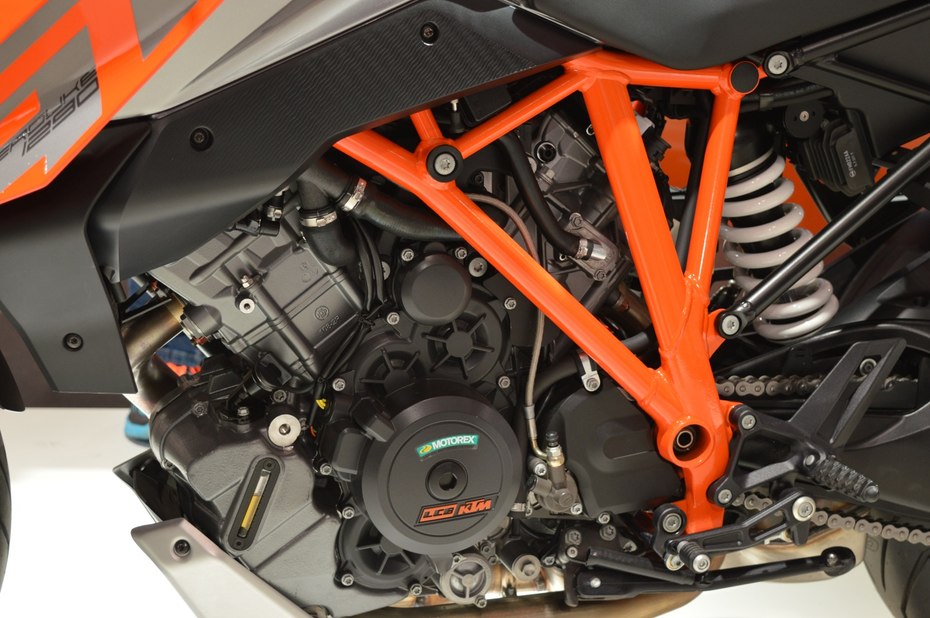 Нема промена на перформансите, моторот развива 173кс ktm 1290 super duke gt 4