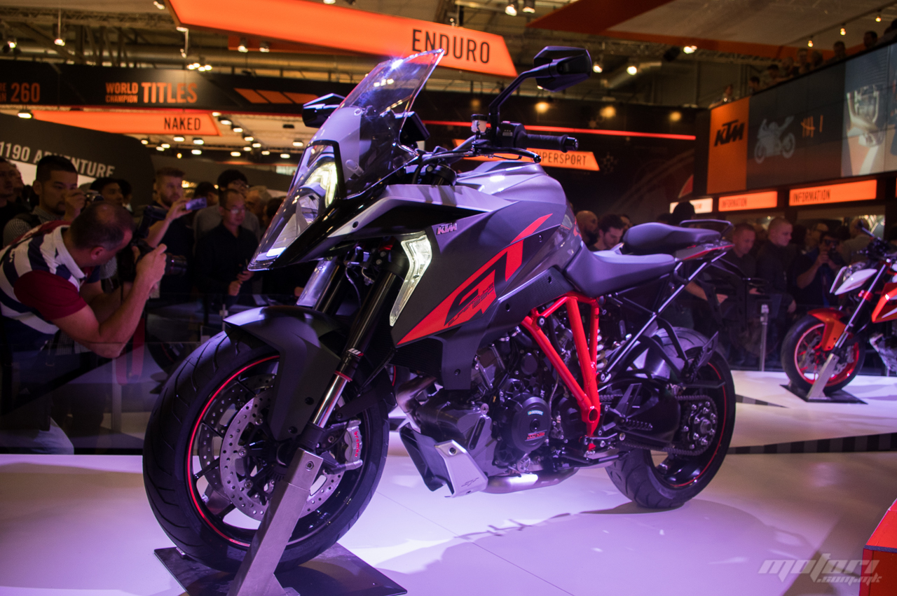 Интересот на медиумите за Super Duke GT на EICMA беше огромен ktm 2016 9