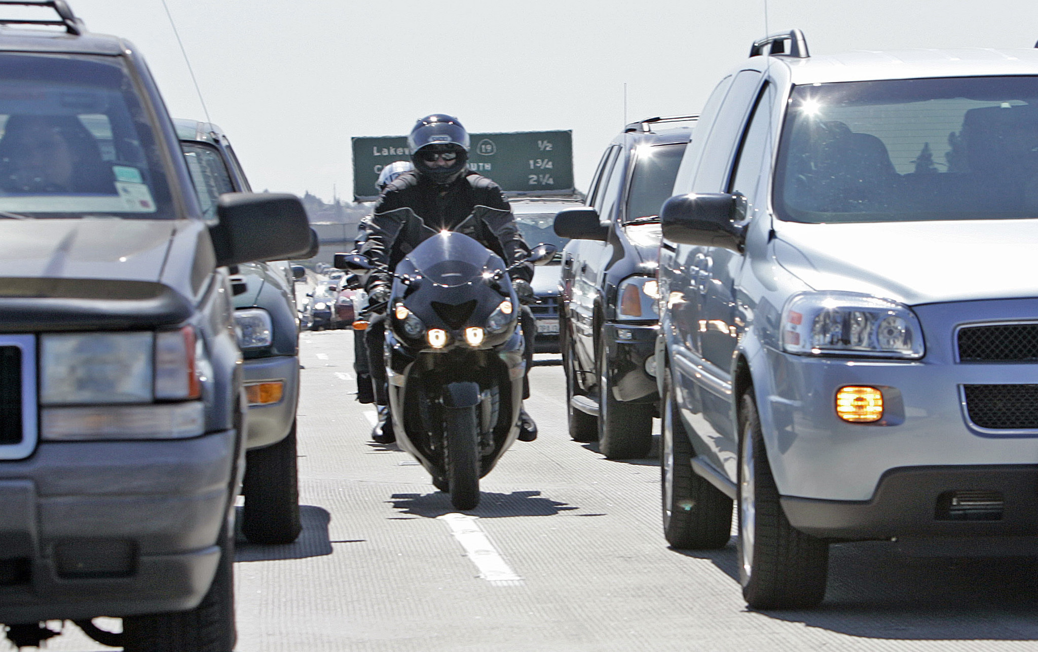 Направете место за мотоциклите, и вам ви штедат време и пари la-fi-hy-dmv-lane-splitting-controversy-20140729