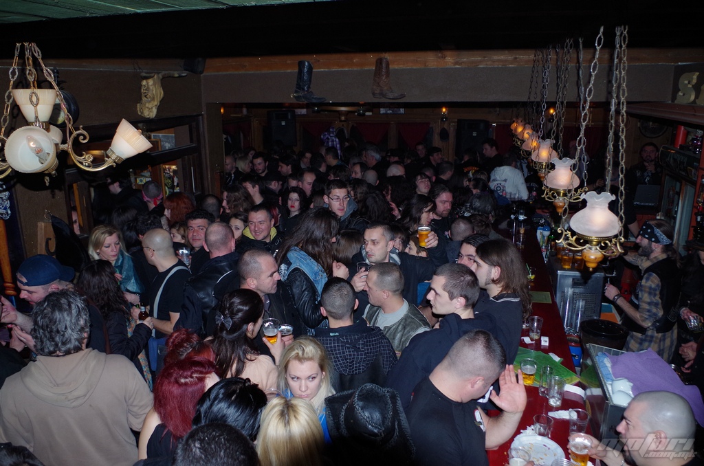 Салун беше претесен да ги собере сите гости lkmc-winter-party-2013--88