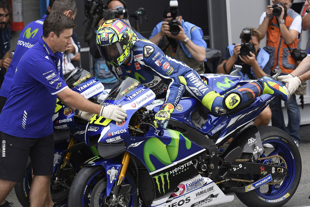 Не, новиот систем нема да се воведе заради Валентино Роси motogp teams to send riders dashboard messages during races rossi
