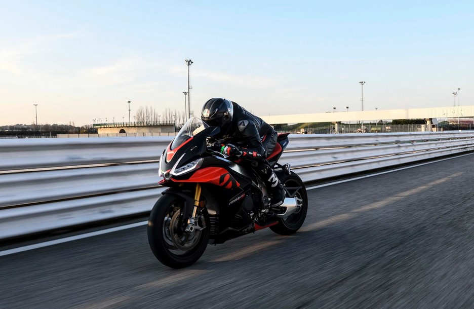Aprilia RSV4 7 copy