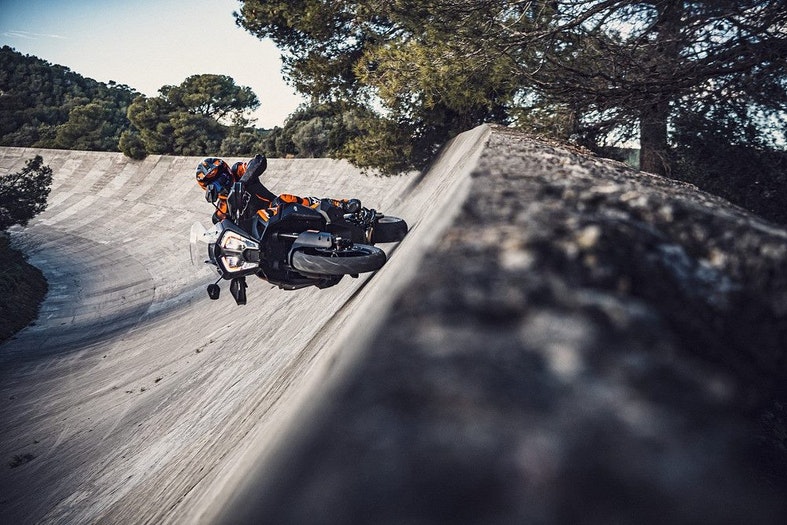 KTM 1290 SUPER ADVENTURE S Action 2