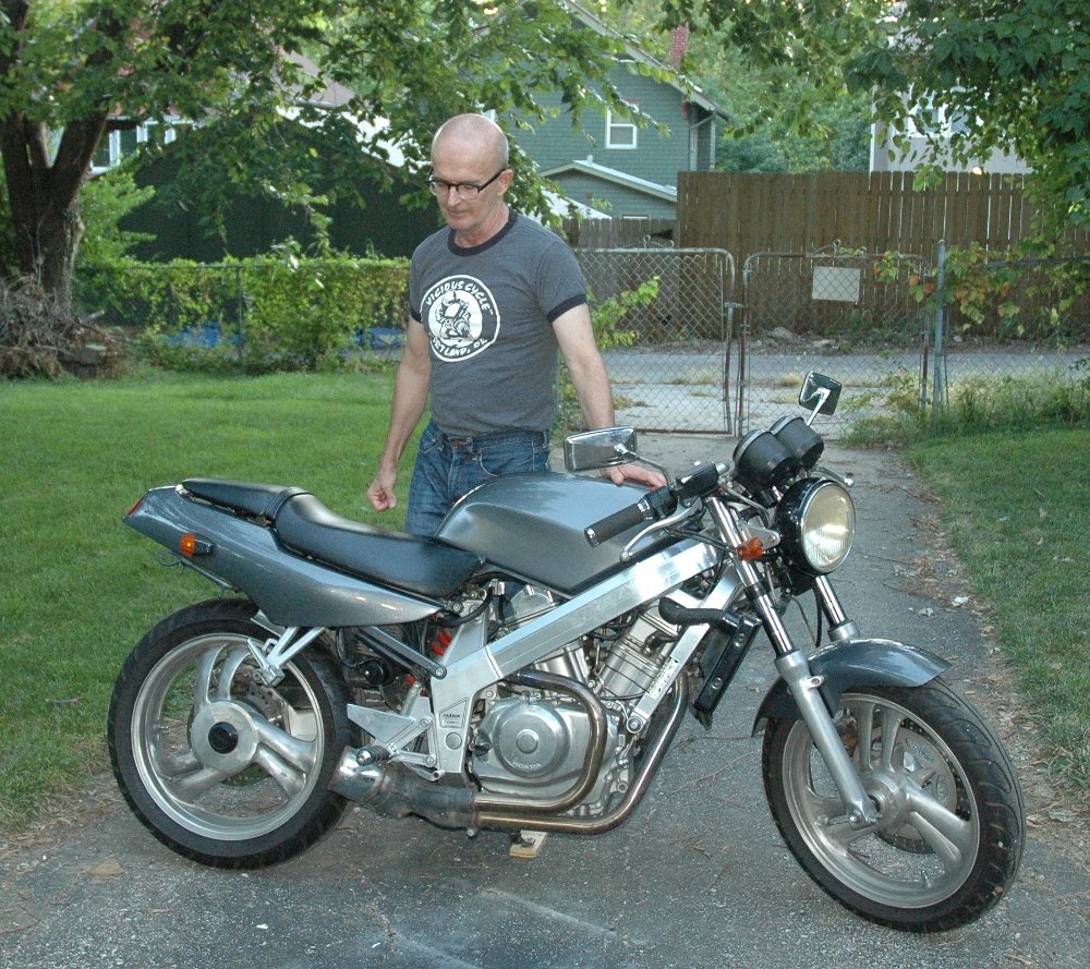 Дали новата генерација би возела Honda Hawk GT? Mark and Honda Hawk GT