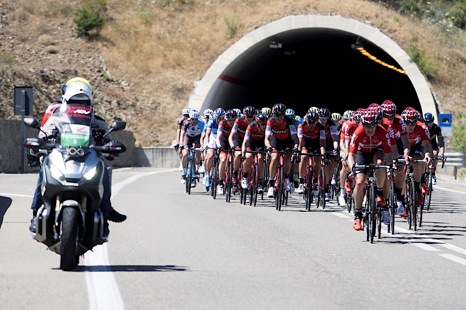 honda supplies escort motorcycles for giro ditalia 7