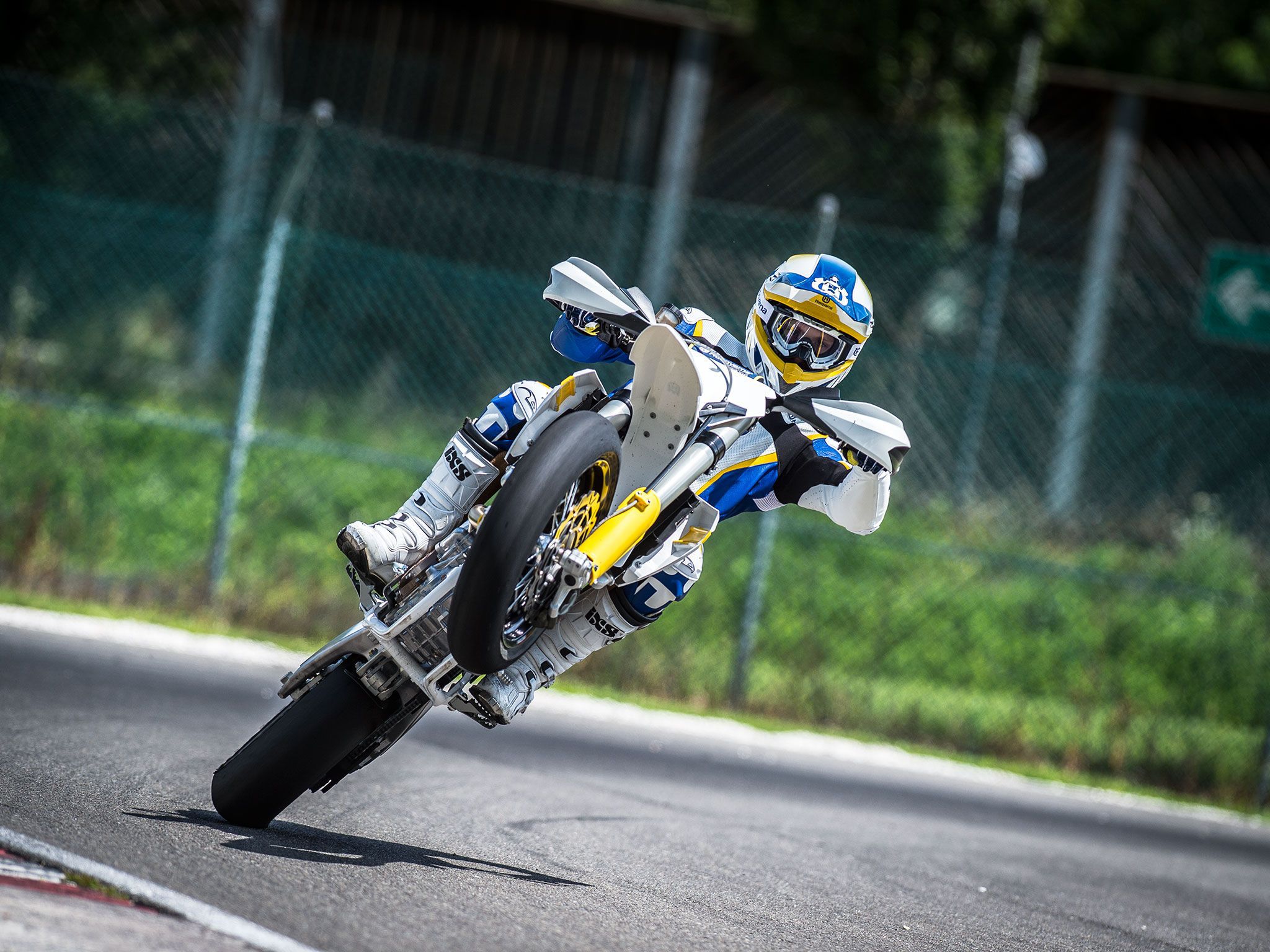 husqvarna supermoto wheelie