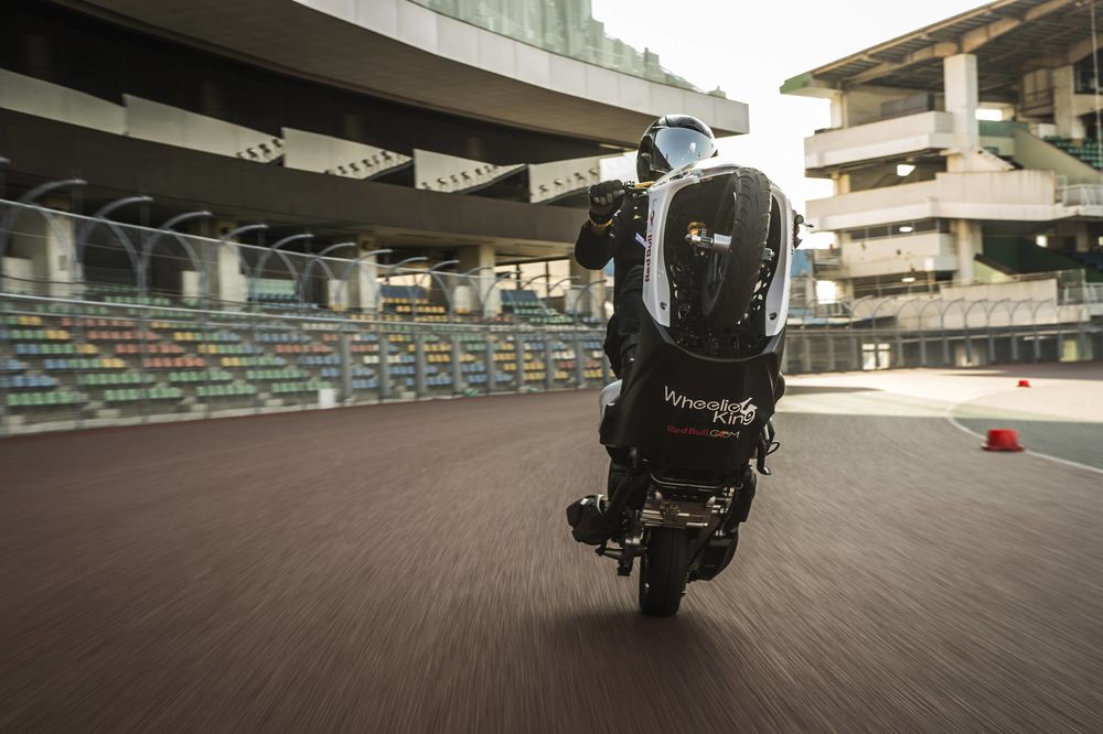 japanese rider smashes 500 km wheelie world record 117493 1