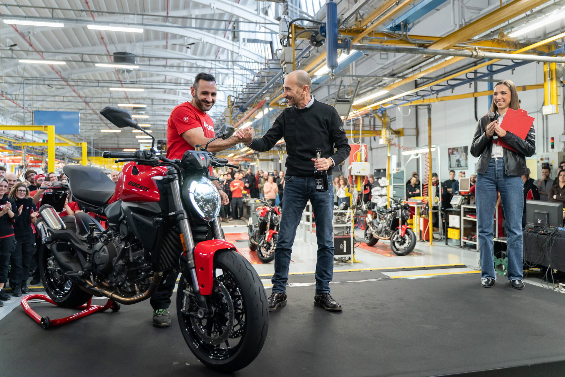 Ducati Monster V2 на бина