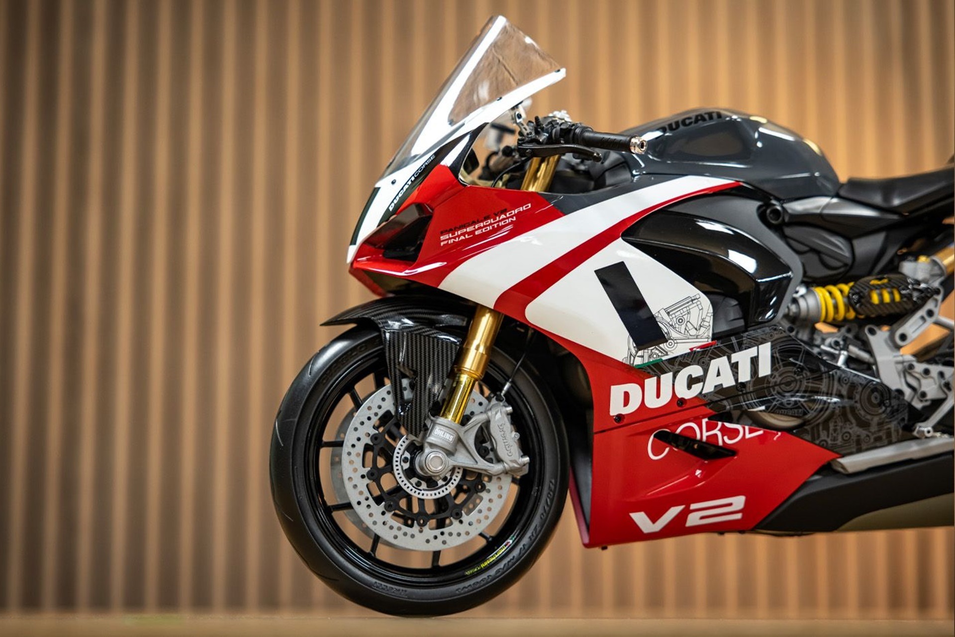 Panigale V2 Superquadro Final Edition во ексклузивна макета во размер 1:4