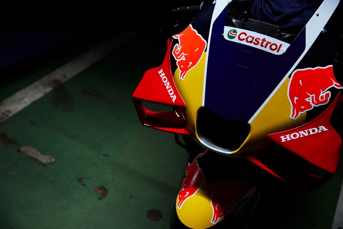 Мотоцикл на Honda со логото на Red Bull