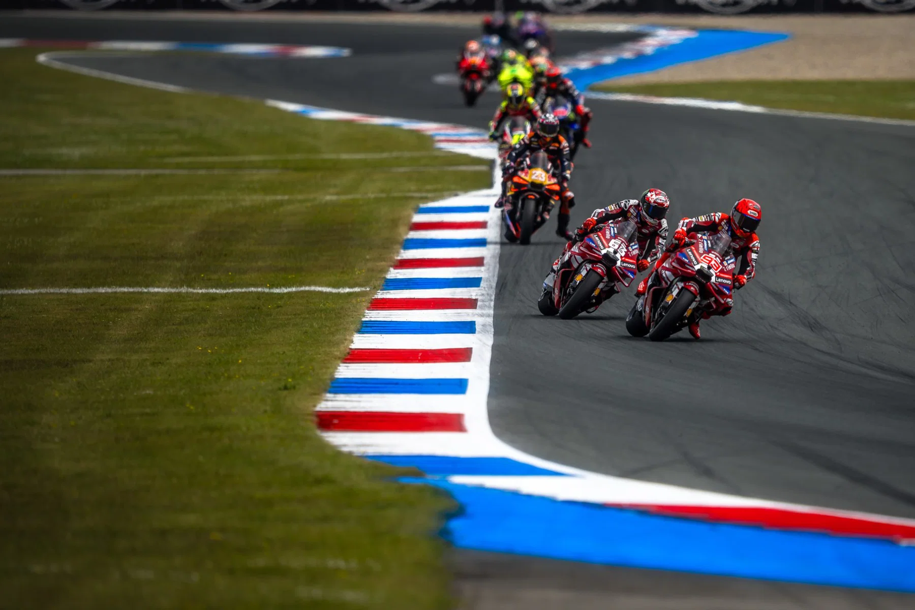 Марк Маркез и Франческо Бањаја на своите Ducati Desmosedici GP пред група возачи низ свиоците во Асен – MotoGP Холандија GP Assen 2026