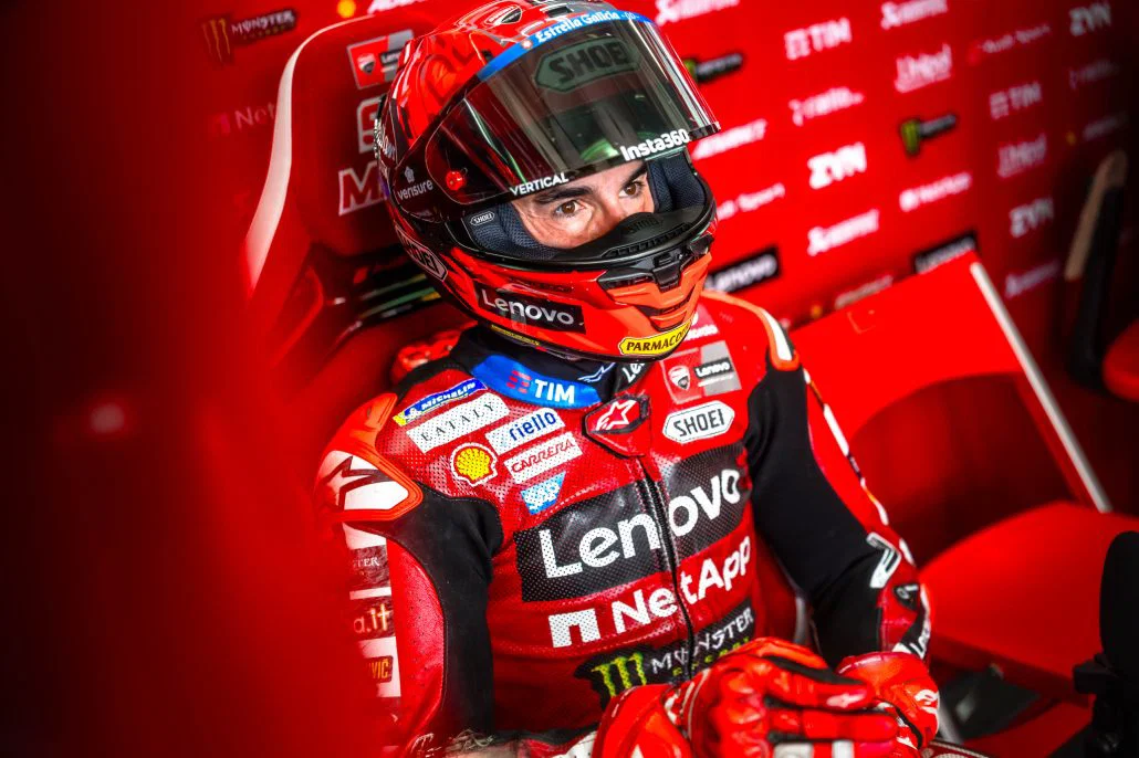 Марк Маркез во опрема на Ducati Lenovo тимот со кацига во боксот – MotoGP Германија GP Sachsenring 2026