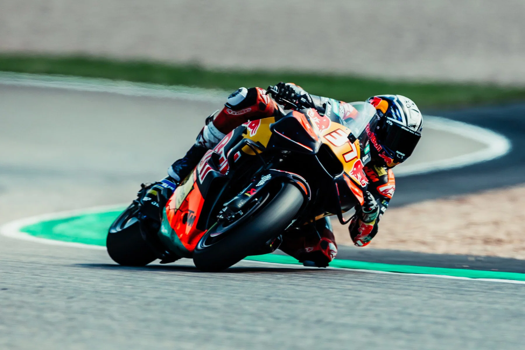 Педро Акоста во наклон на Red Bull KTM RC16 – MotoGP Германија GP Sachsenring 2026
