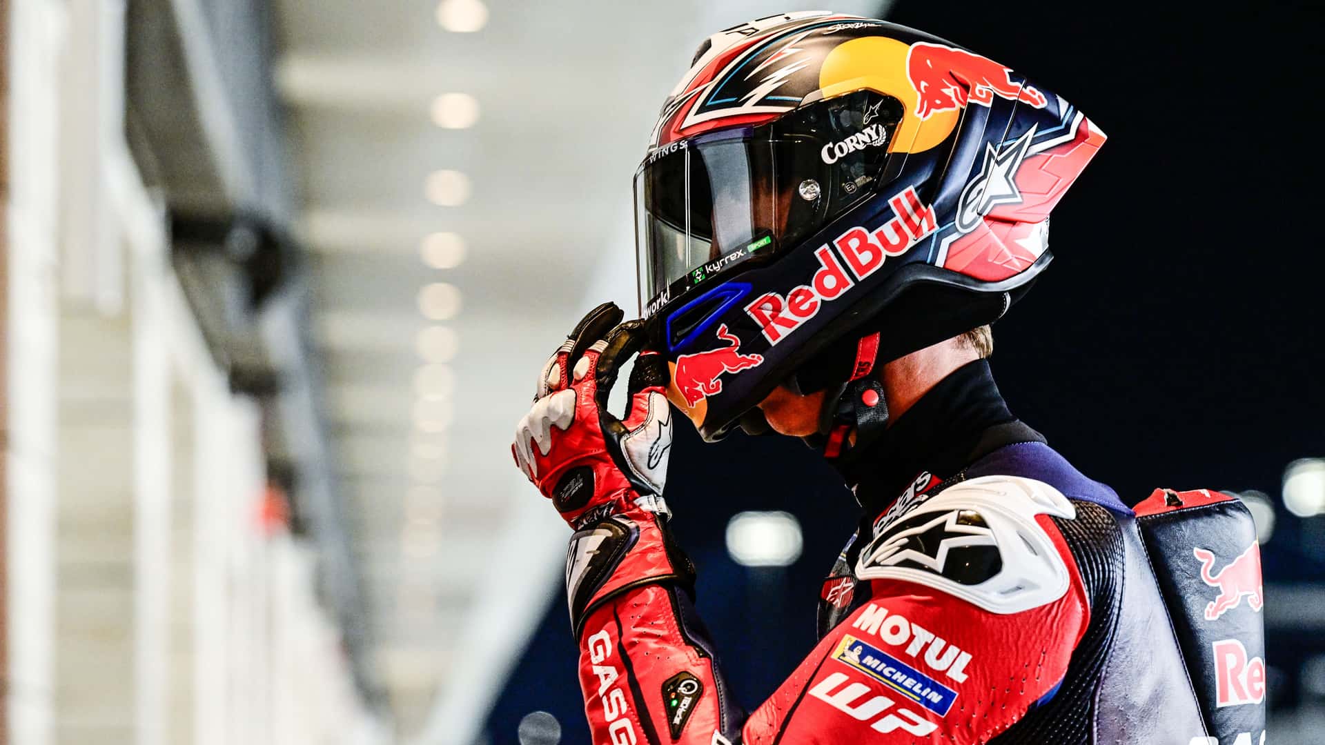 Red Bull лого на MotoGP мотор