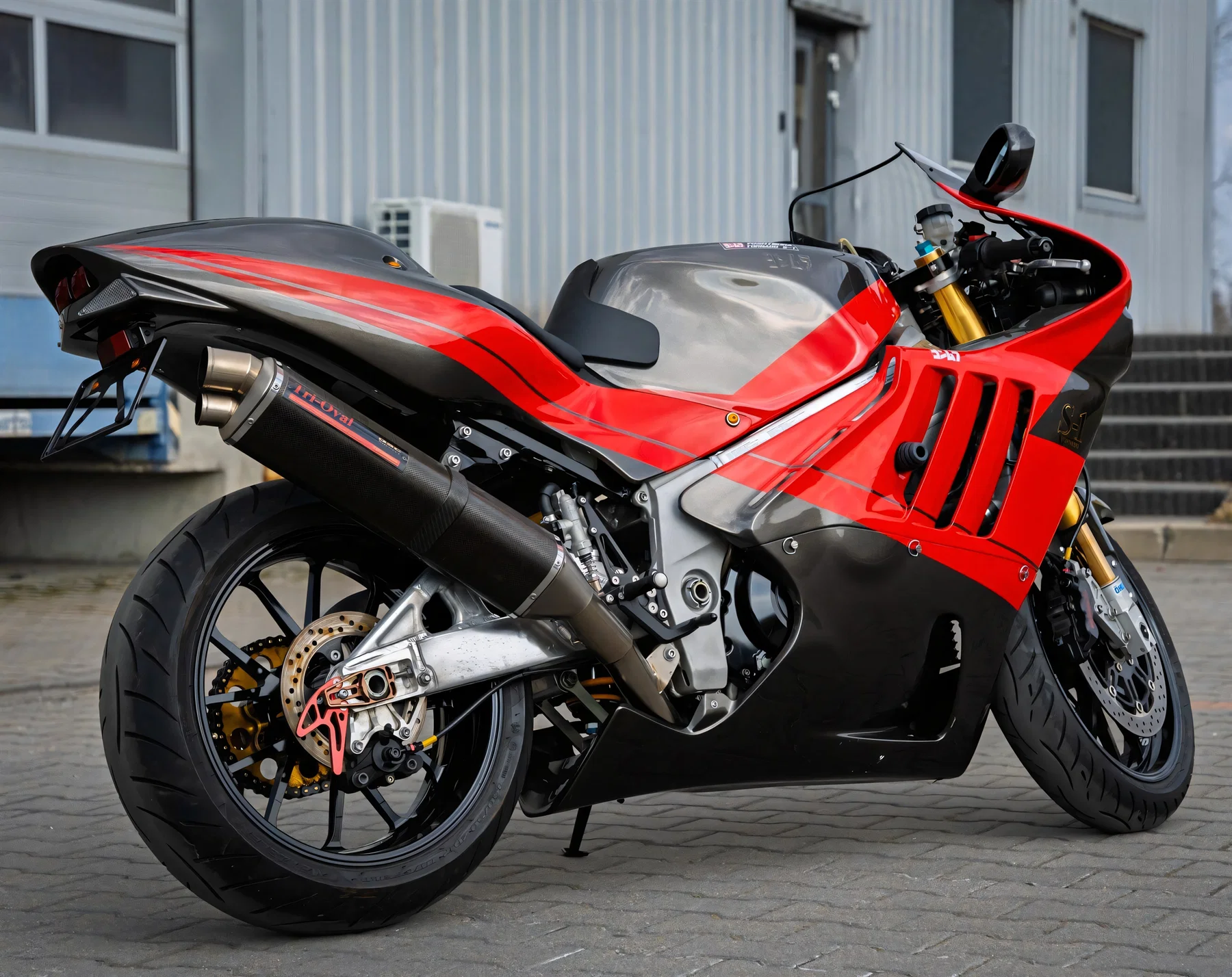 Yoshimura Tornado S-1 – комплетен страничен поглед со логото 'S-1 Tornado' на предниот дел и Tri-Oval издув (примерок бр. 21 од Полска)
