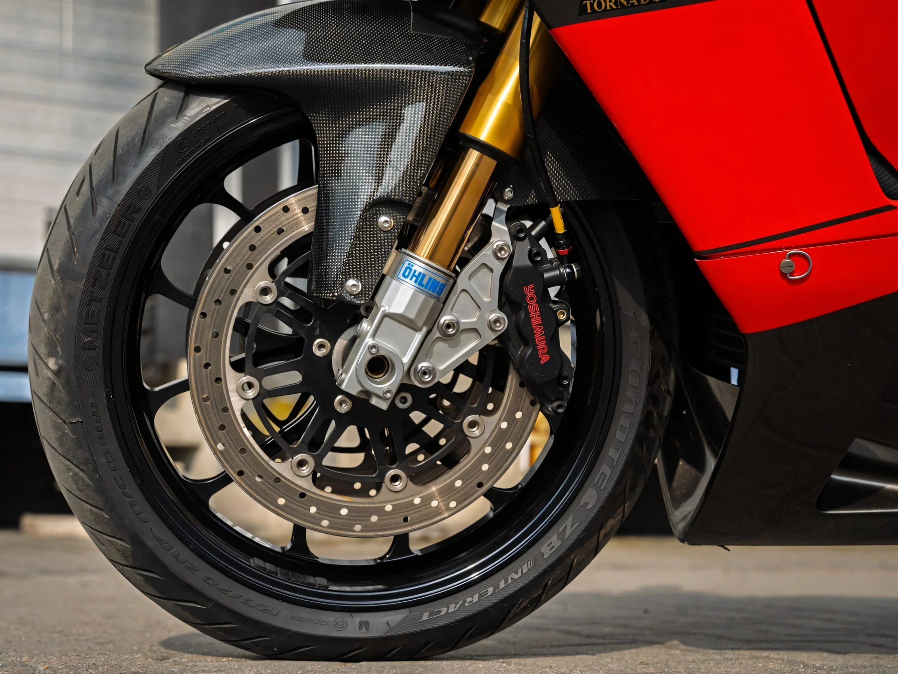Yoshimura Tornado S-1 – детален приказ на предниот кочиски систем со златна Öhlins вилушка и Yoshimura кочиски клешти (примерок бр. 21 од Полска)