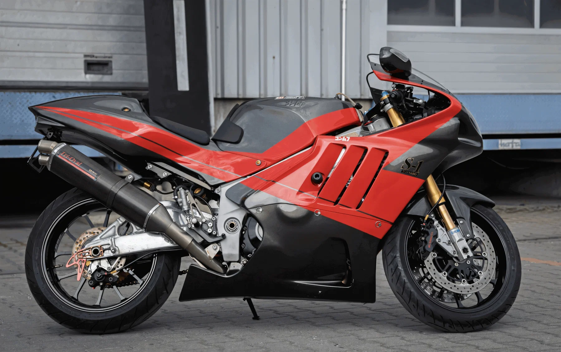 Yoshimura Tornado S-1 – комплетен страничен поглед пред индустриска зграда, скриншот од актуелниот оглас (примерок бр. 21 од Полска)