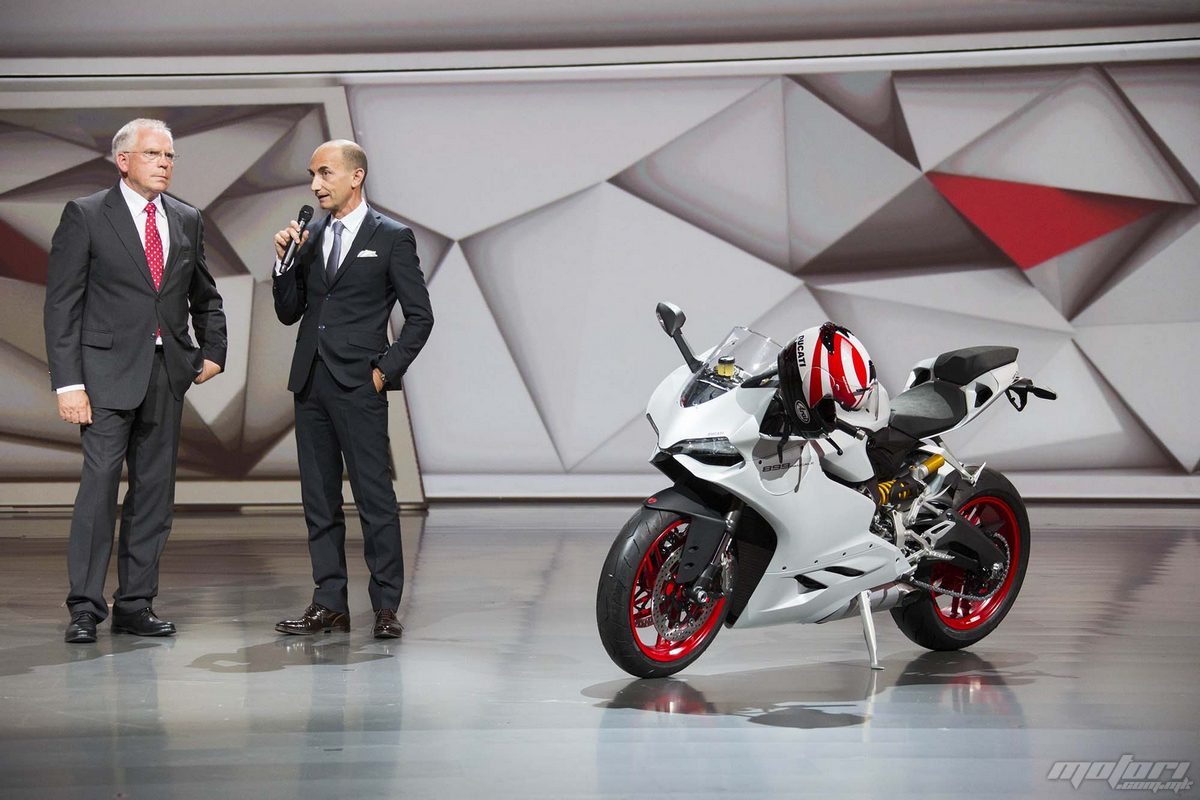 Момент од претставувањето на новиот модел panigale-899-press-2014-2