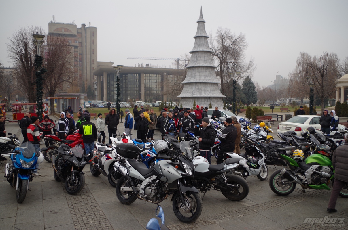 Традиционален декор пред новогодишната елка на плоштадот Македонија plostad-motori-25